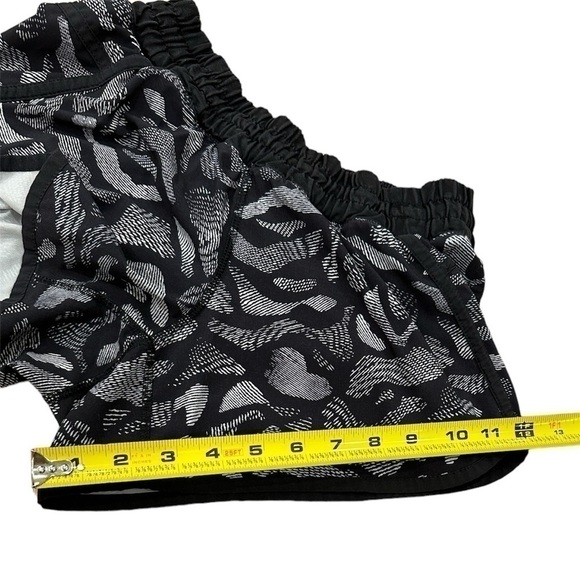 Lululemon Tracker Shorts Patterned, Mini Warp
White/Black Size 4 - Picture 8 of 14